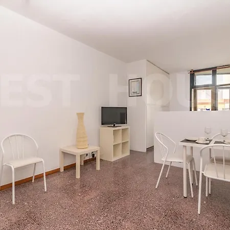 Studio In The Citty Close To The Beach. *