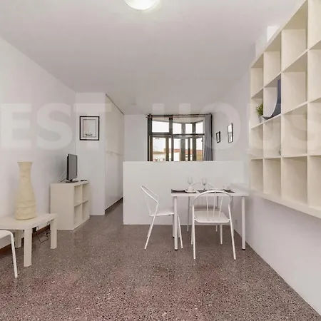 Studio In The Citty Close To The Beach.